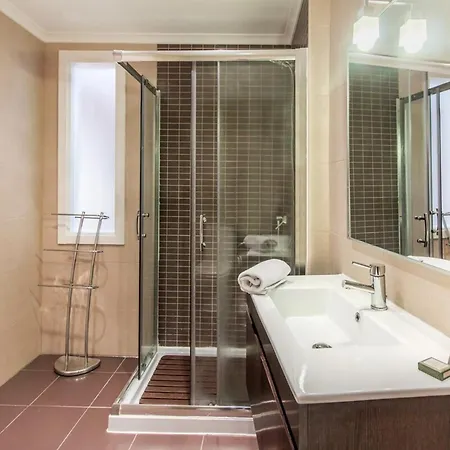 Alfama With A View | 2br Duplex شقة